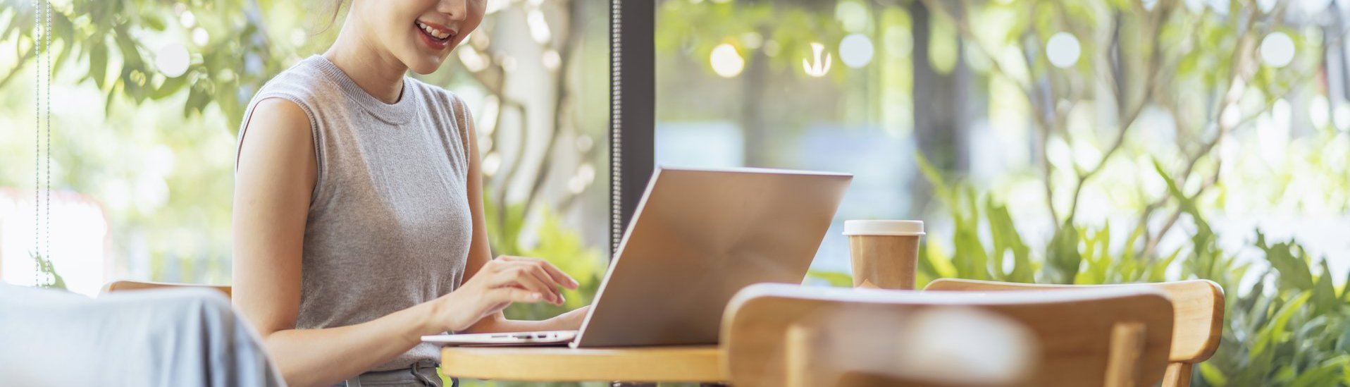 digitale-nomadin-millennial-gen-x-lifestyleasiatische-freiberufliche-gelegenheitsarbeit-im-cafe-die-ueberall-arbeitet-waehrend-der-ferien-laechelnde-hand-typ-laptop-froehlich-positives-denken-arbeit-aus-der-ferne-im-